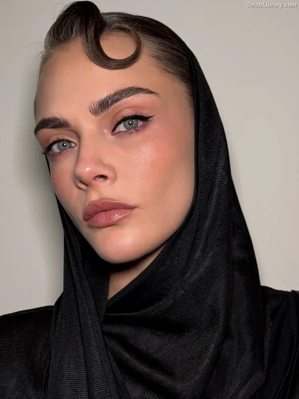 Cara Delevingne photo 8 of 1469
