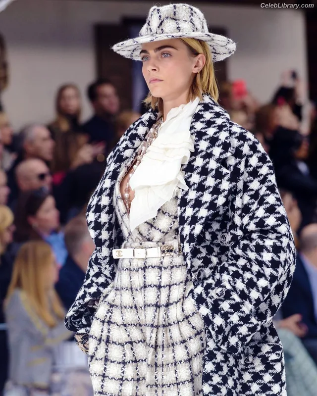 Cara Delevingne photo 7 of 1469