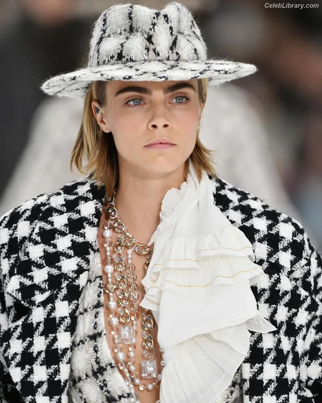Cara Delevingne photo 11 of 1469