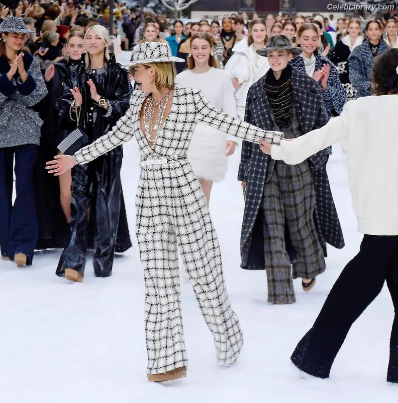 Cara Delevingne photo 15 of 1469