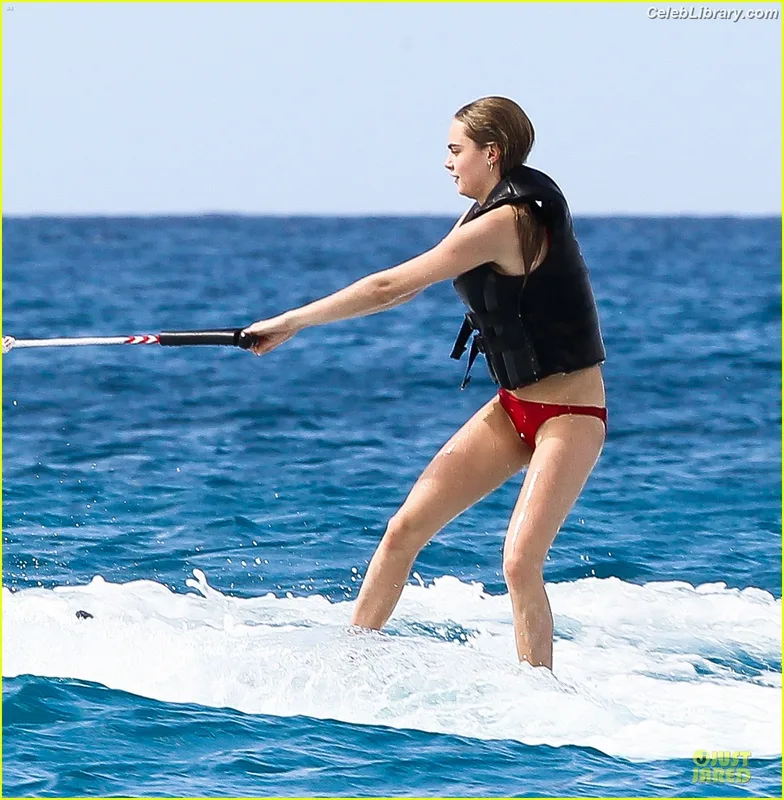 Cara Delevingne photo 17 of 1469