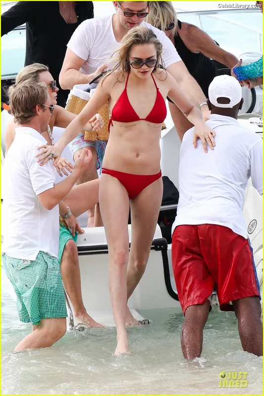 Cara Delevingne photo 8 of 1469