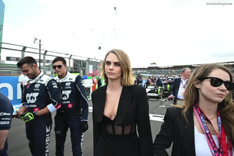 Cara Delevingne photo 10 of 1469