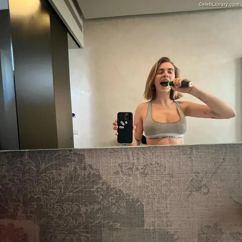 Cara Delevingne photo 24 of 1469