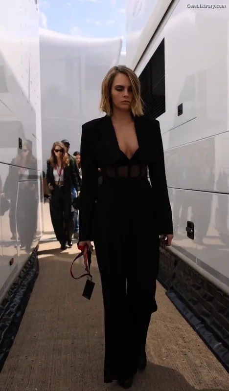 Cara Delevingne photo 4 of 1469