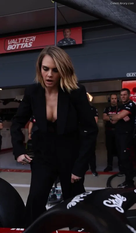 Cara Delevingne photo 5 of 1469