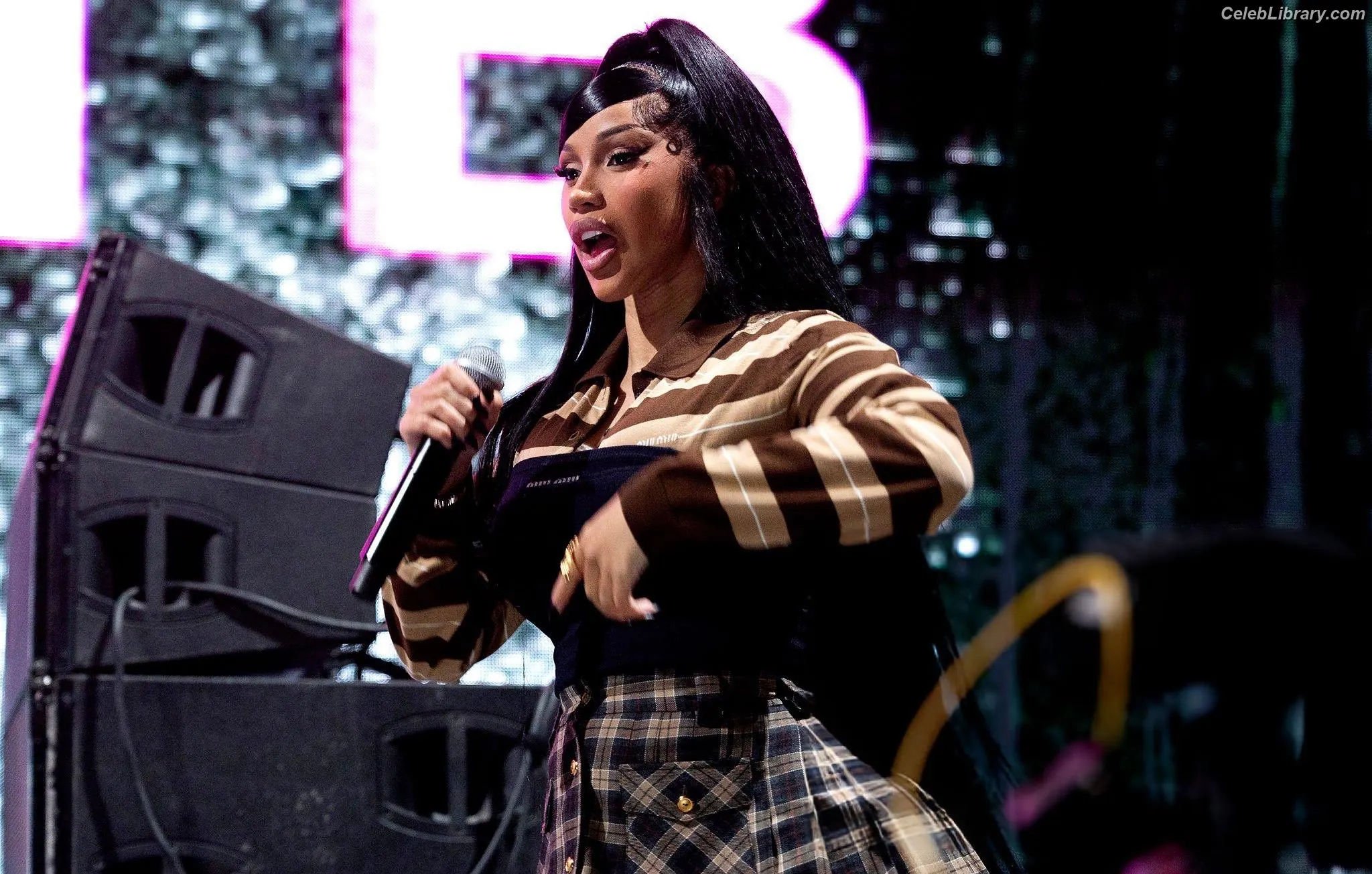 Cardi B photo 6 of 528