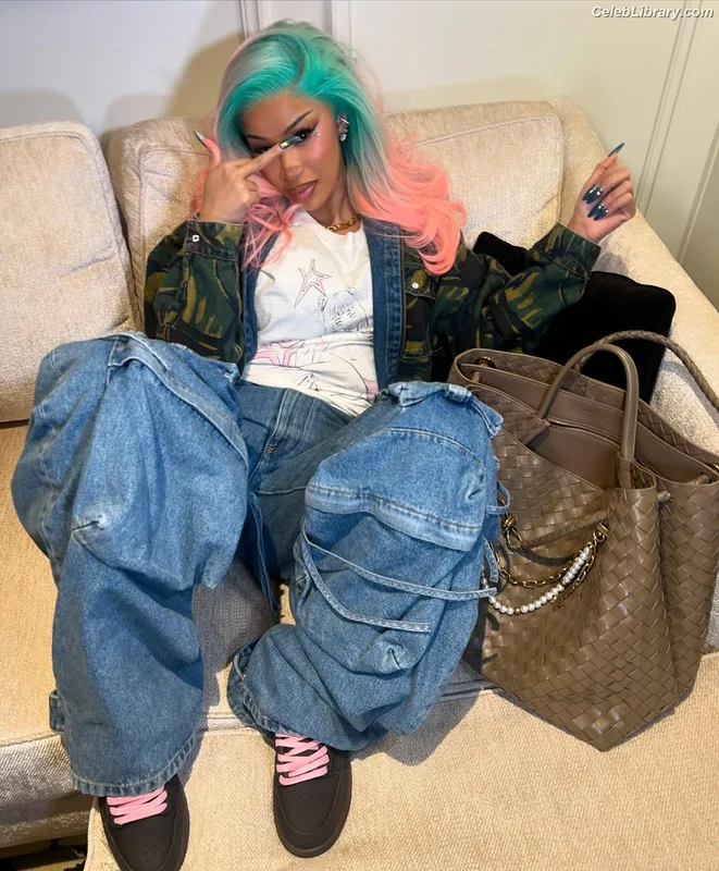 Cardi B photo 1 of 497