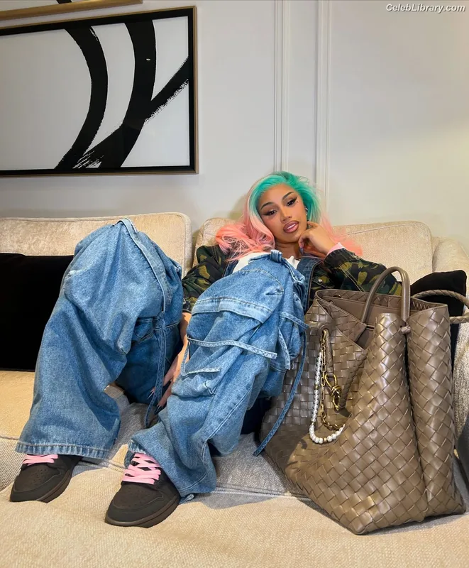 Cardi B photo 2 of 497