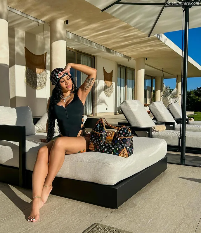 Cardi B photo 3 of 497