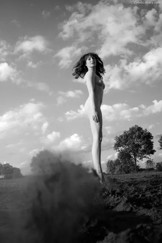 Carice Van Houten photo 5 of 34