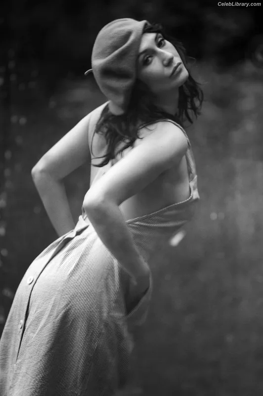 Carice Van Houten photo 7 of 34
