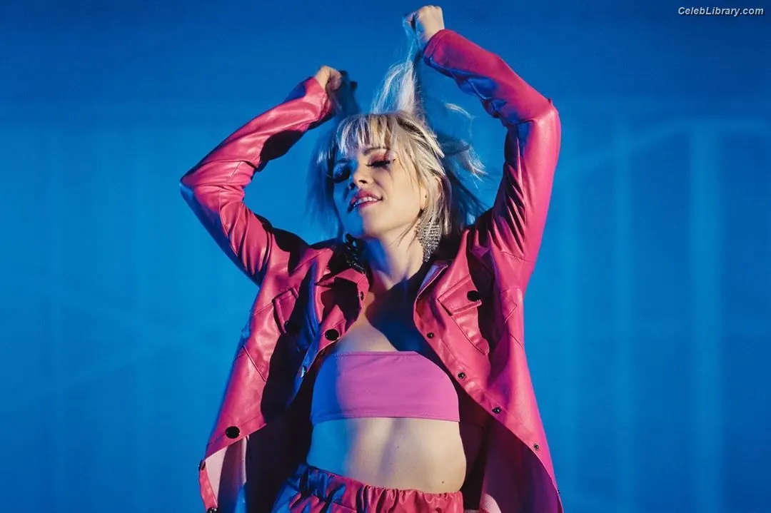 Carly Rae Jepsen photo 5 of 225
