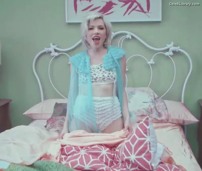 Carly Rae Jepsen photo 16 of 225