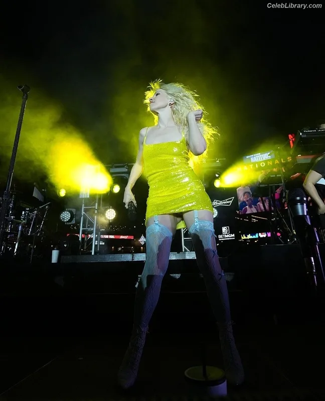 Carly Rae Jepsen photo 3 of 226