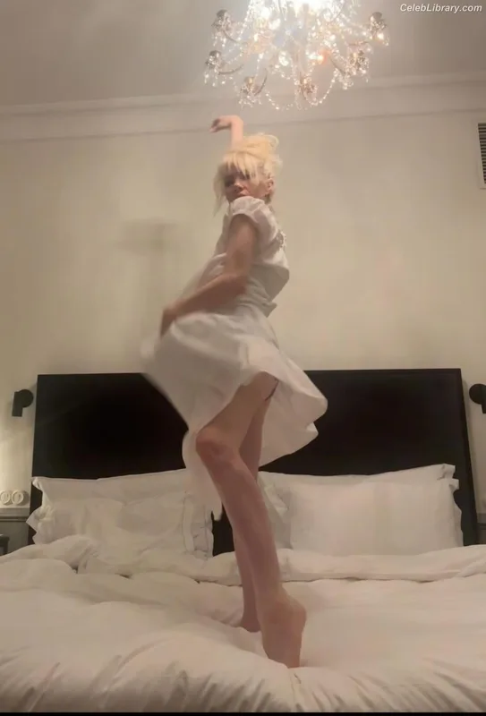 Carly Rae Jepsen photo 4 of 226