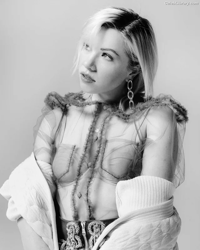 Carly Rae Jepsen photo 16 of 226