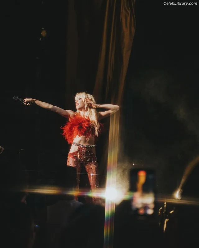 Carly Rae Jepsen photo 22 of 226