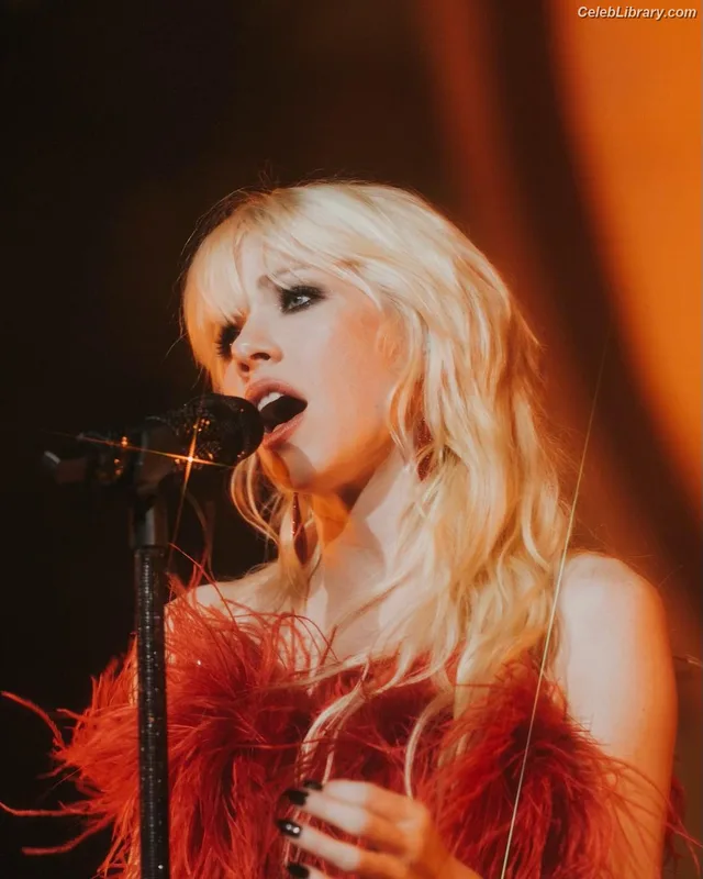 Carly Rae Jepsen photo 24 of 226