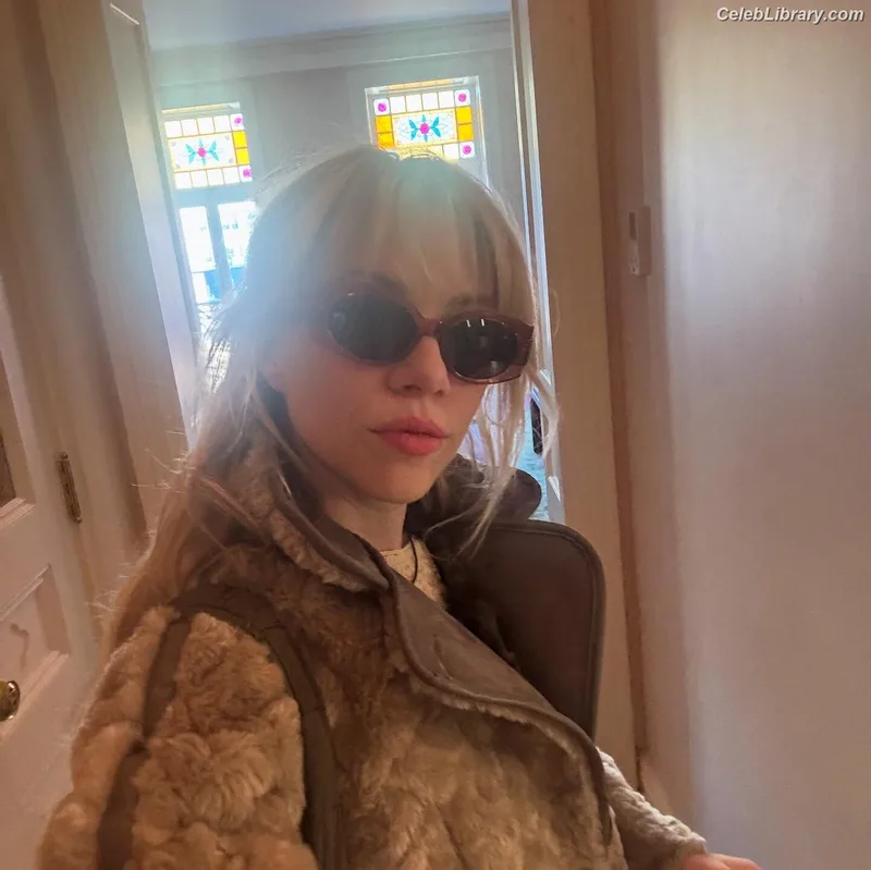 Carly Rae Jepsen photo 22 of 226