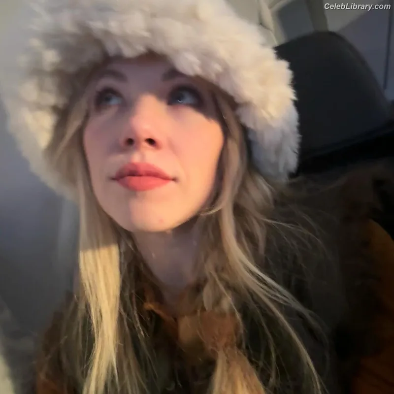 Carly Rae Jepsen photo 23 of 226