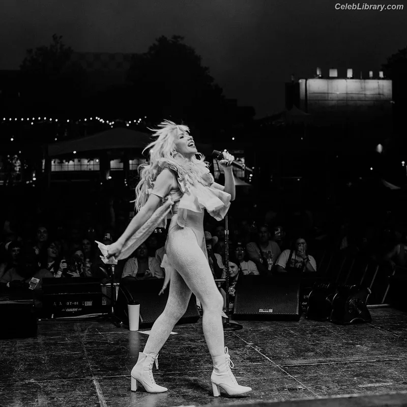 Carly Rae Jepsen photo 3 of 226
