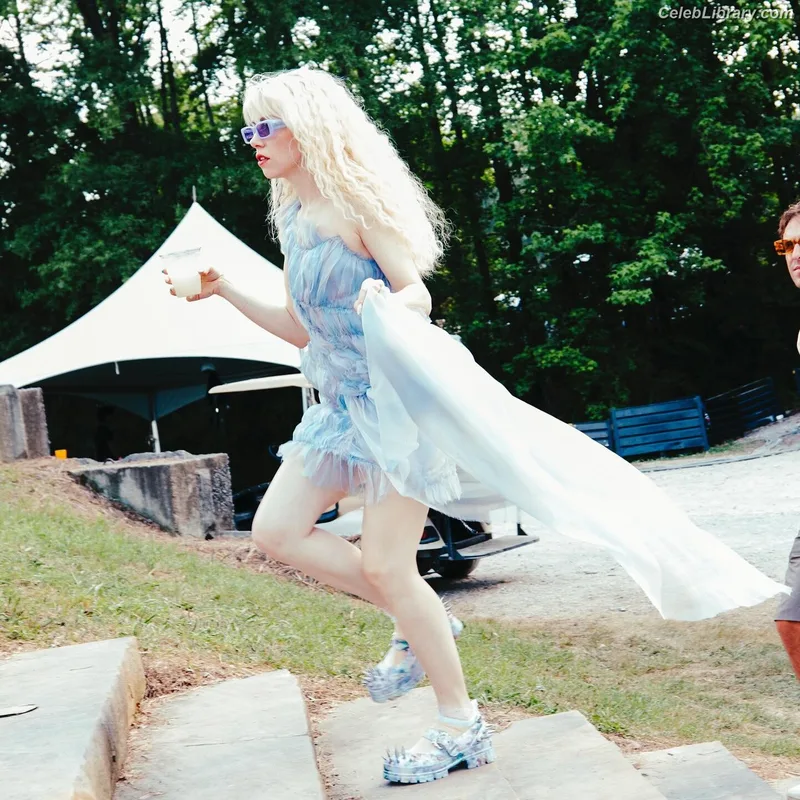 Carly Rae Jepsen photo 5 of 226
