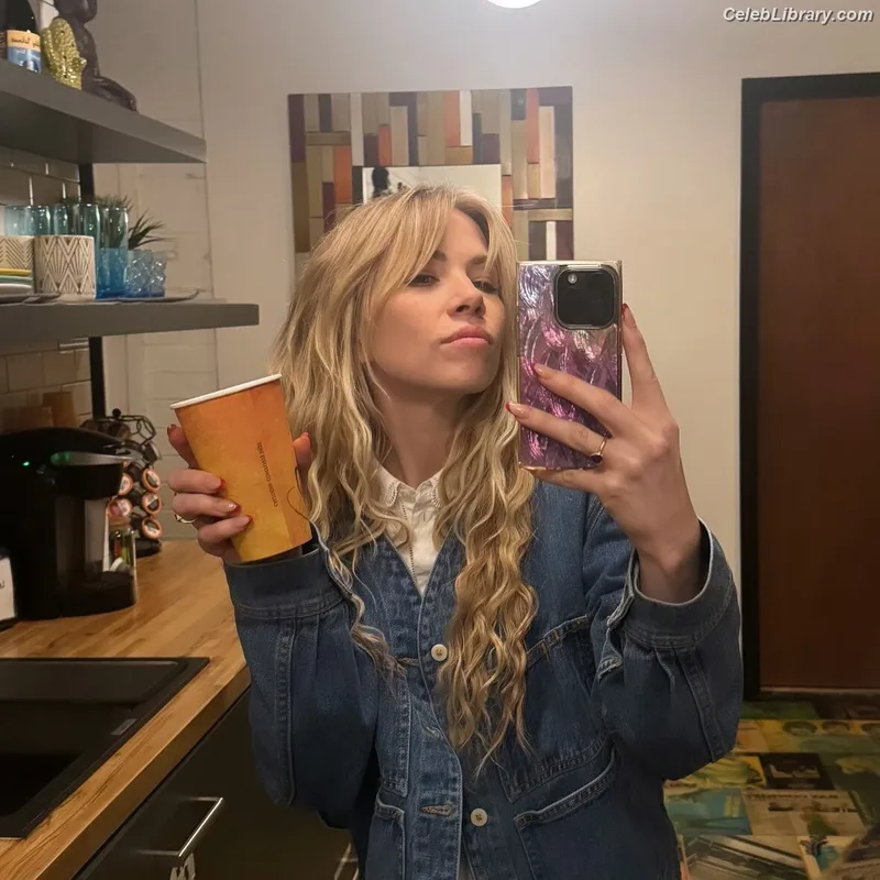 Carly Rae Jepsen photo 6 of 226