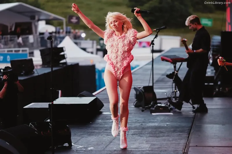 Carly Rae Jepsen photo 5 of 226