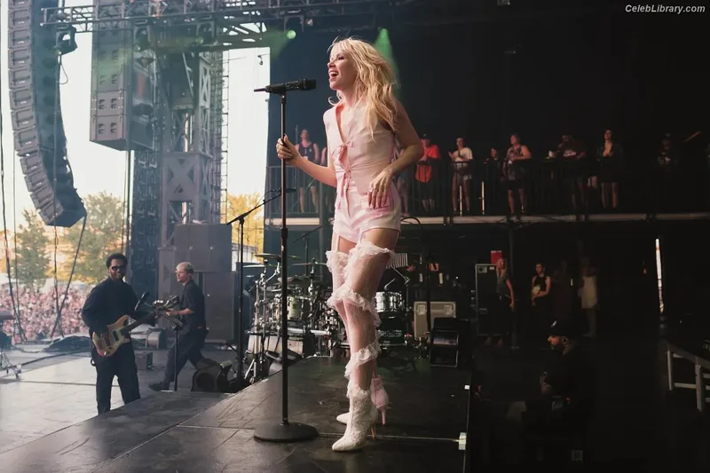 Carly Rae Jepsen photo 10 of 226