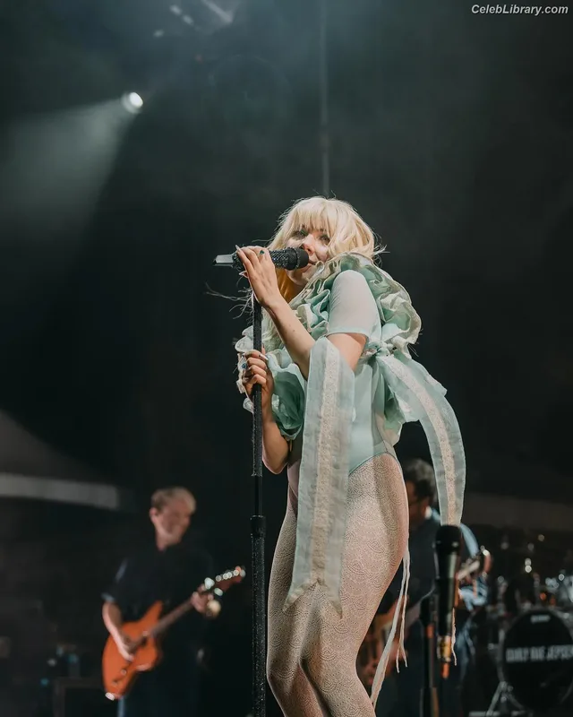 Carly Rae Jepsen photo 19 of 226
