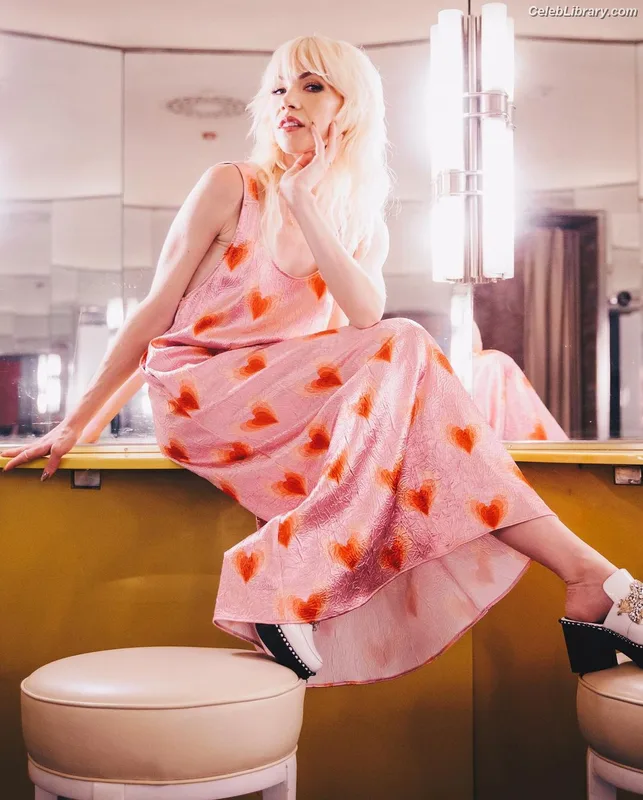Carly Rae Jepsen photo 23 of 226
