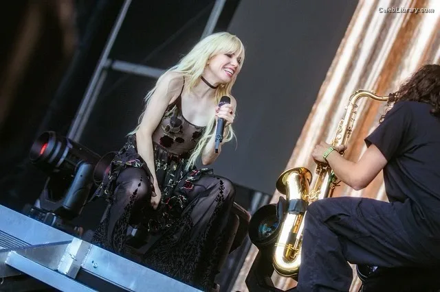 Carly Rae Jepsen photo 7 of 226