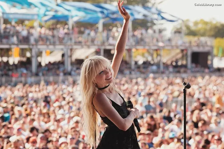 Carly Rae Jepsen photo 8 of 226