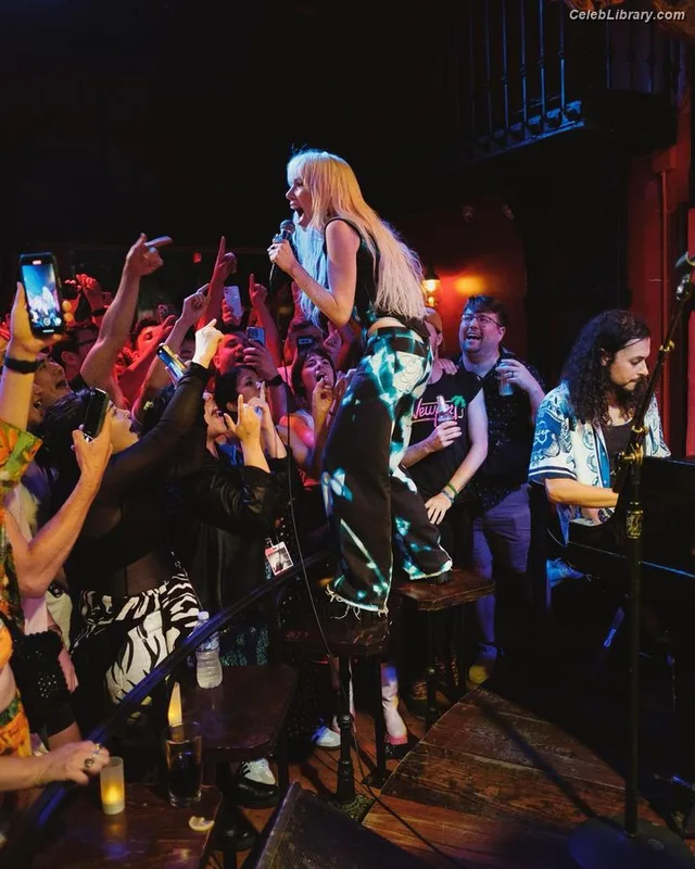 Carly Rae Jepsen photo 11 of 226