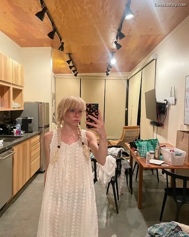 Carly Rae Jepsen photo 14 of 226