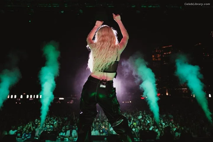 Carly Rae Jepsen photo 20 of 226