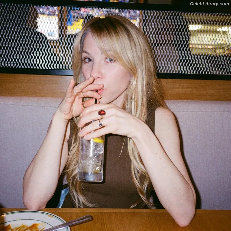 Carly Rae Jepsen photo 8 of 226