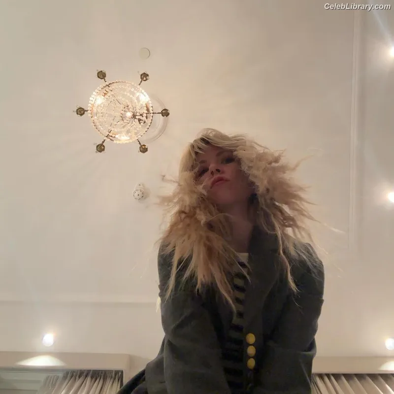 Carly Rae Jepsen photo 16 of 226