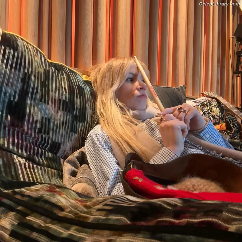 Carly Rae Jepsen photo 17 of 226