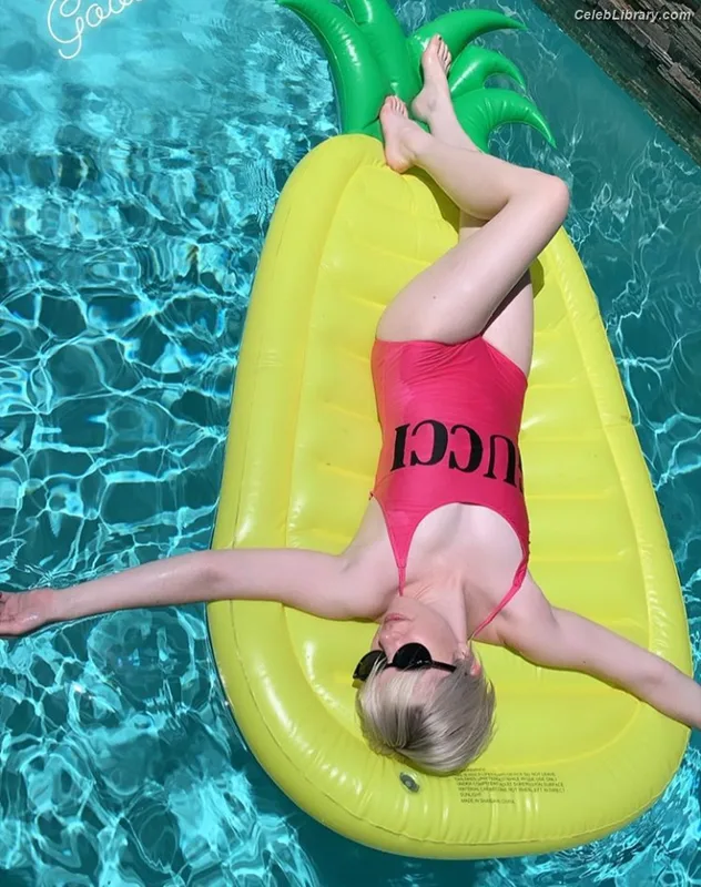 Carly Rae Jepsen photo 4 of 226
