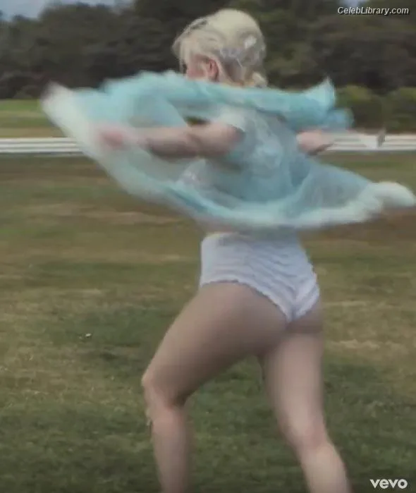 Carly Rae Jepsen photo 8 of 226