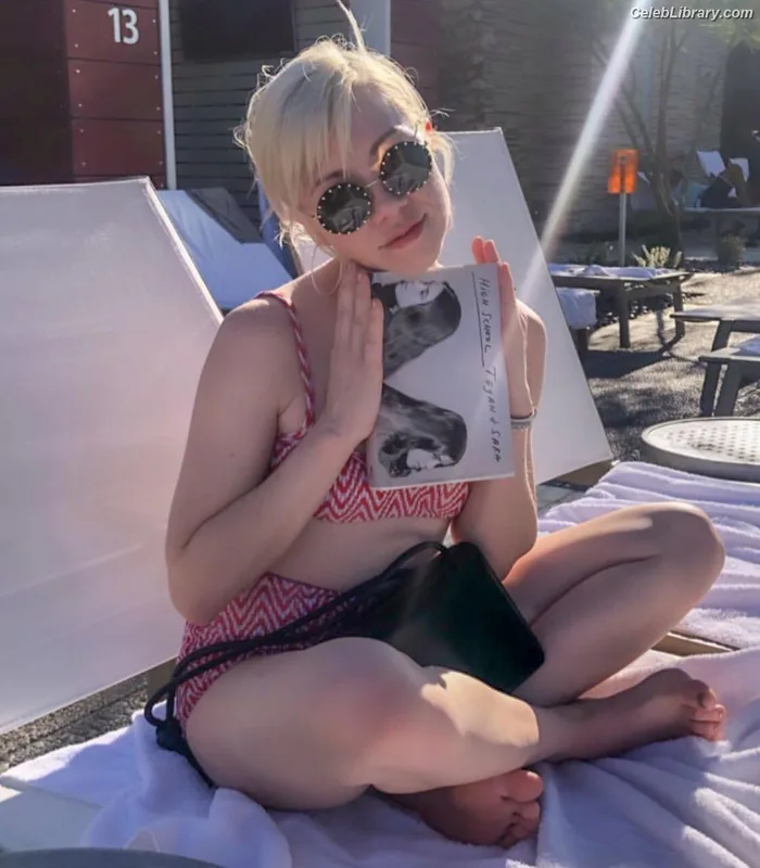 Carly Rae Jepsen photo 9 of 226