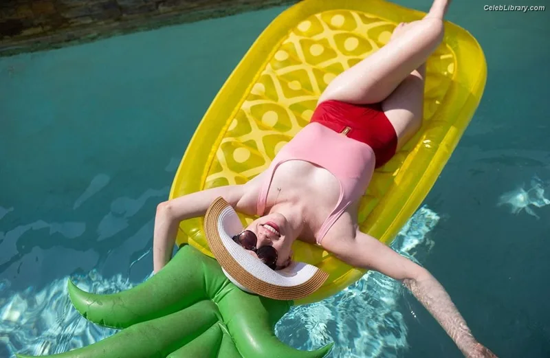Carly Rae Jepsen photo 10 of 226
