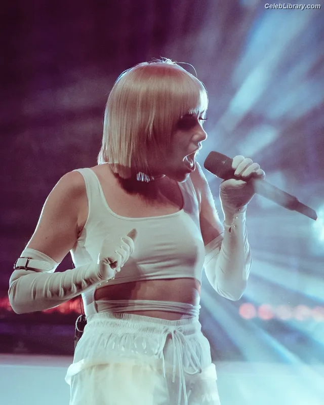 Carly Rae Jepsen photo 15 of 226
