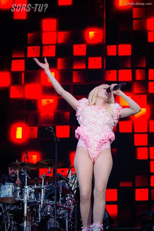 Carly Rae Jepsen photo 24 of 226