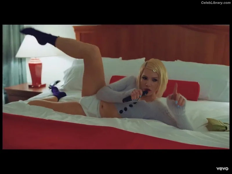Carly Rae Jepsen photo 5 of 226