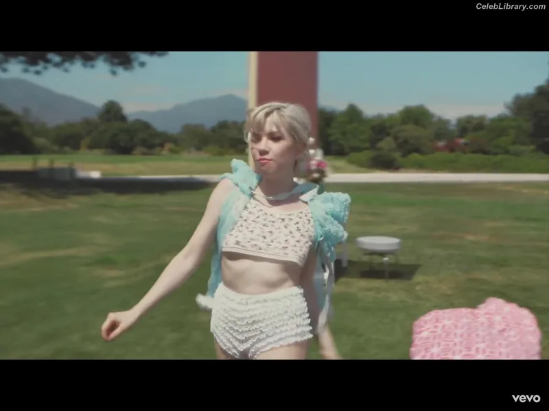 Carly Rae Jepsen photo 7 of 226