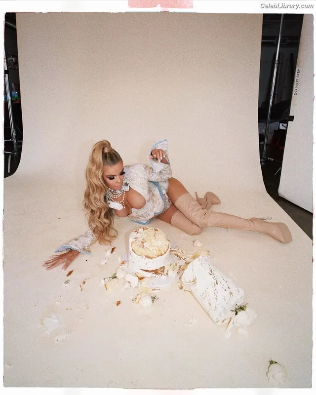 Carmen Electra photo 1 of 835