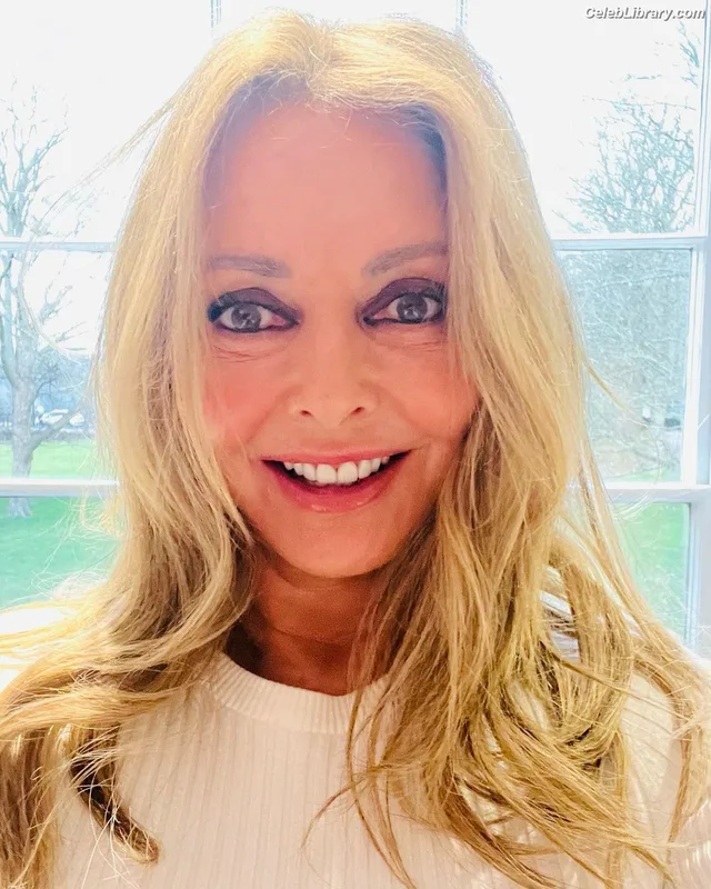 Carol Vorderman photo 9 of 679